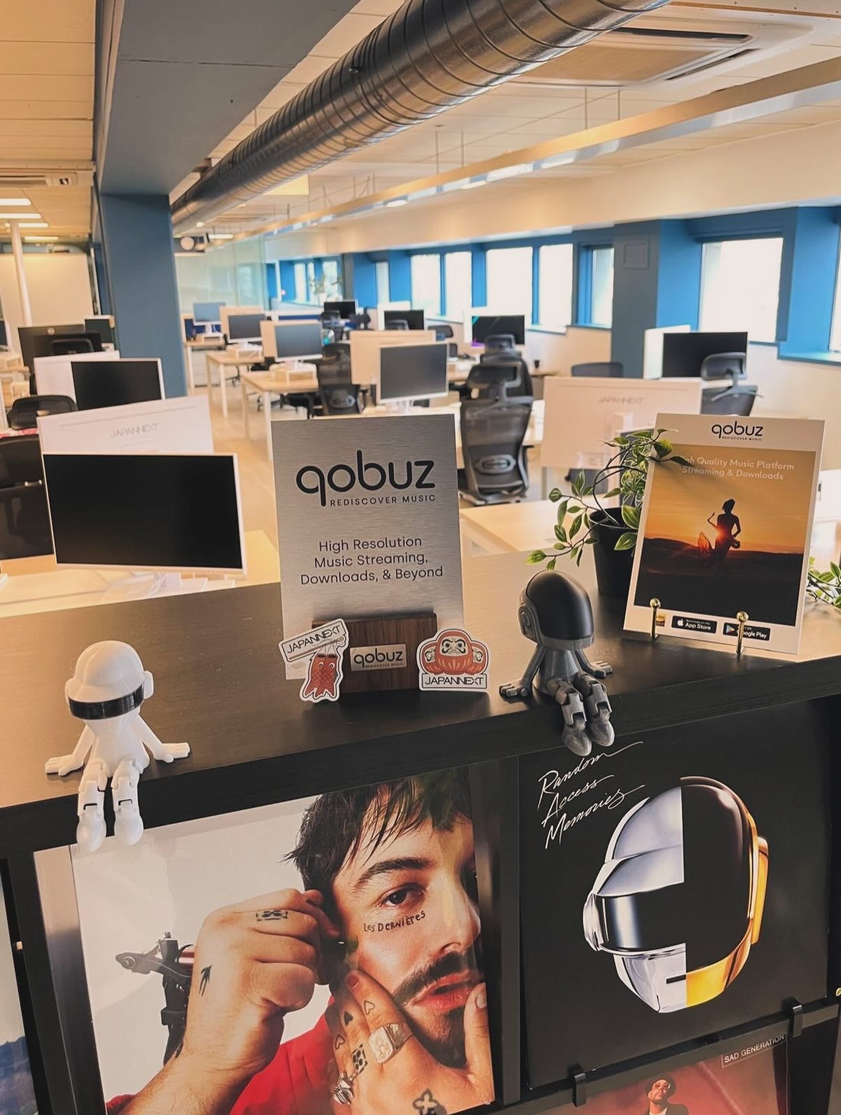 Comment Qobuz a transformé son flex office grâce aux bons écrans